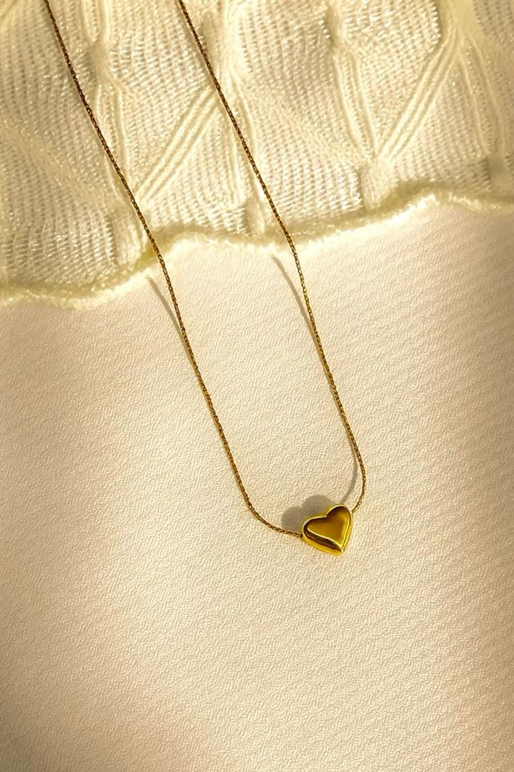 minimal gold heart pendant necklace