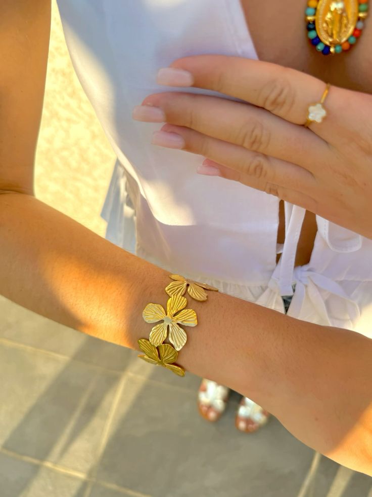 Golden Flora Cuff  bracelate✨
