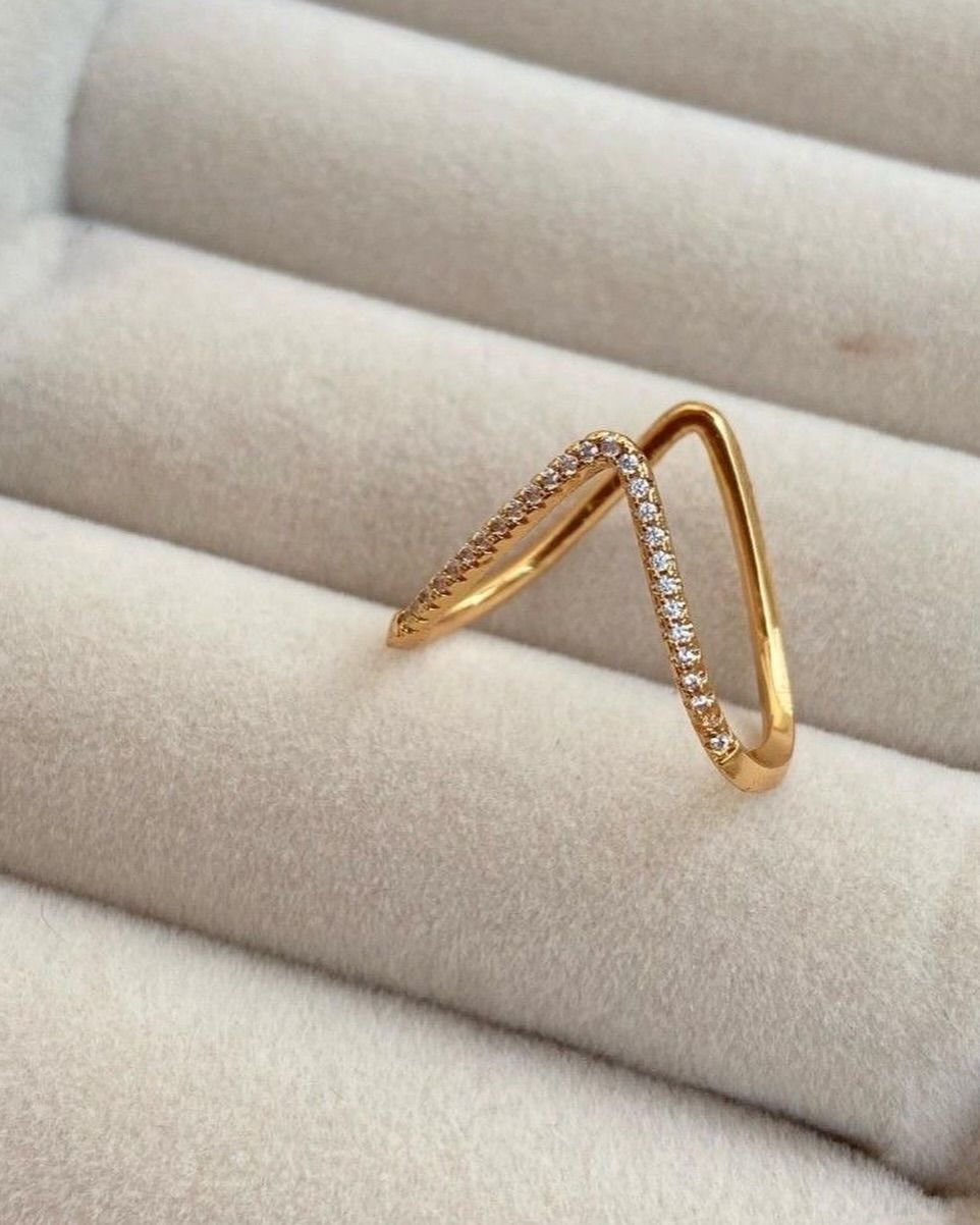 V Luxe Curve Ring